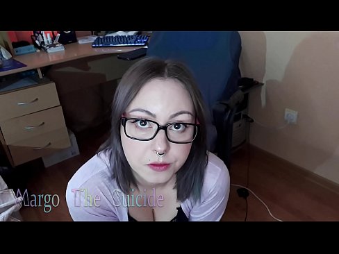 ❤️ Sexy dievča s okuliarmi hlboko fajčí vibrátor na kameru ❌ Tvrdé porno na nás